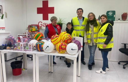 ENTREGA DE JUGUETES DE NAVIDAD EN LA CRUZ ROJA DE GAVÀ